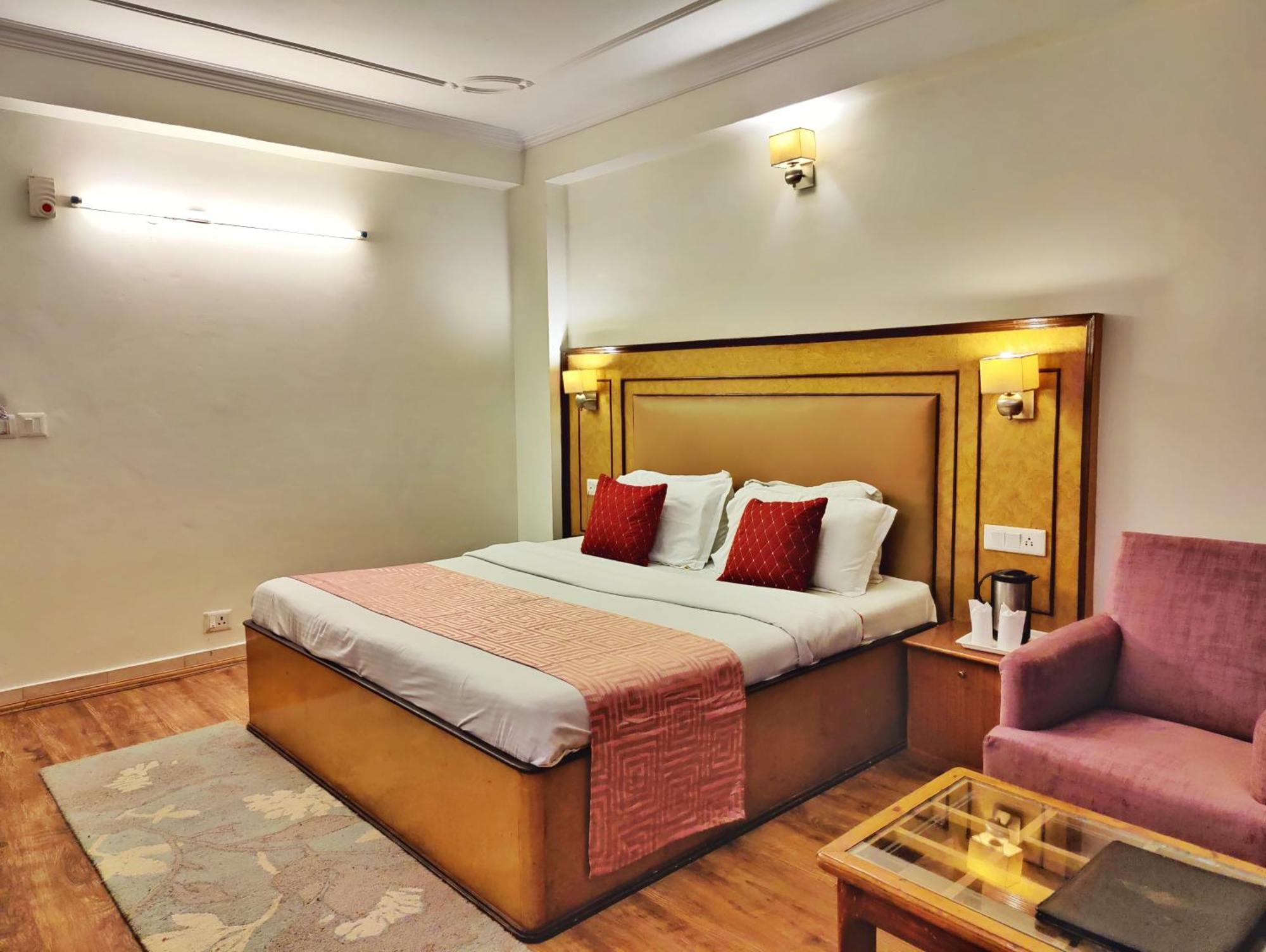 Surya International Hotel Manali Near Mall Road Exteriör bild