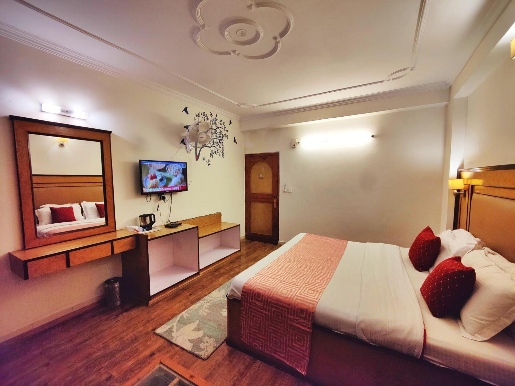 Surya International Hotel Manali Near Mall Road Exteriör bild