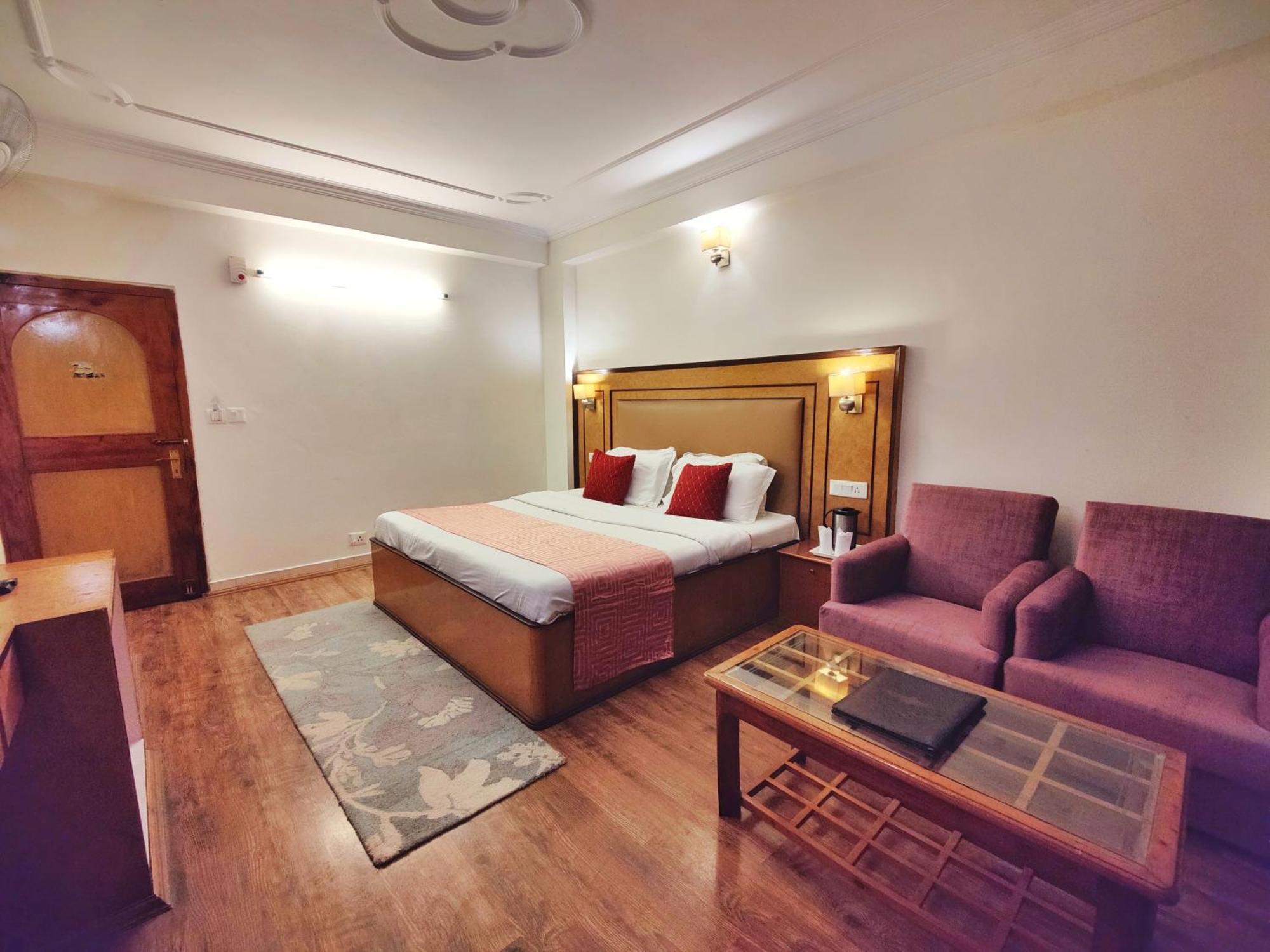 Surya International Hotel Manali Near Mall Road Exteriör bild