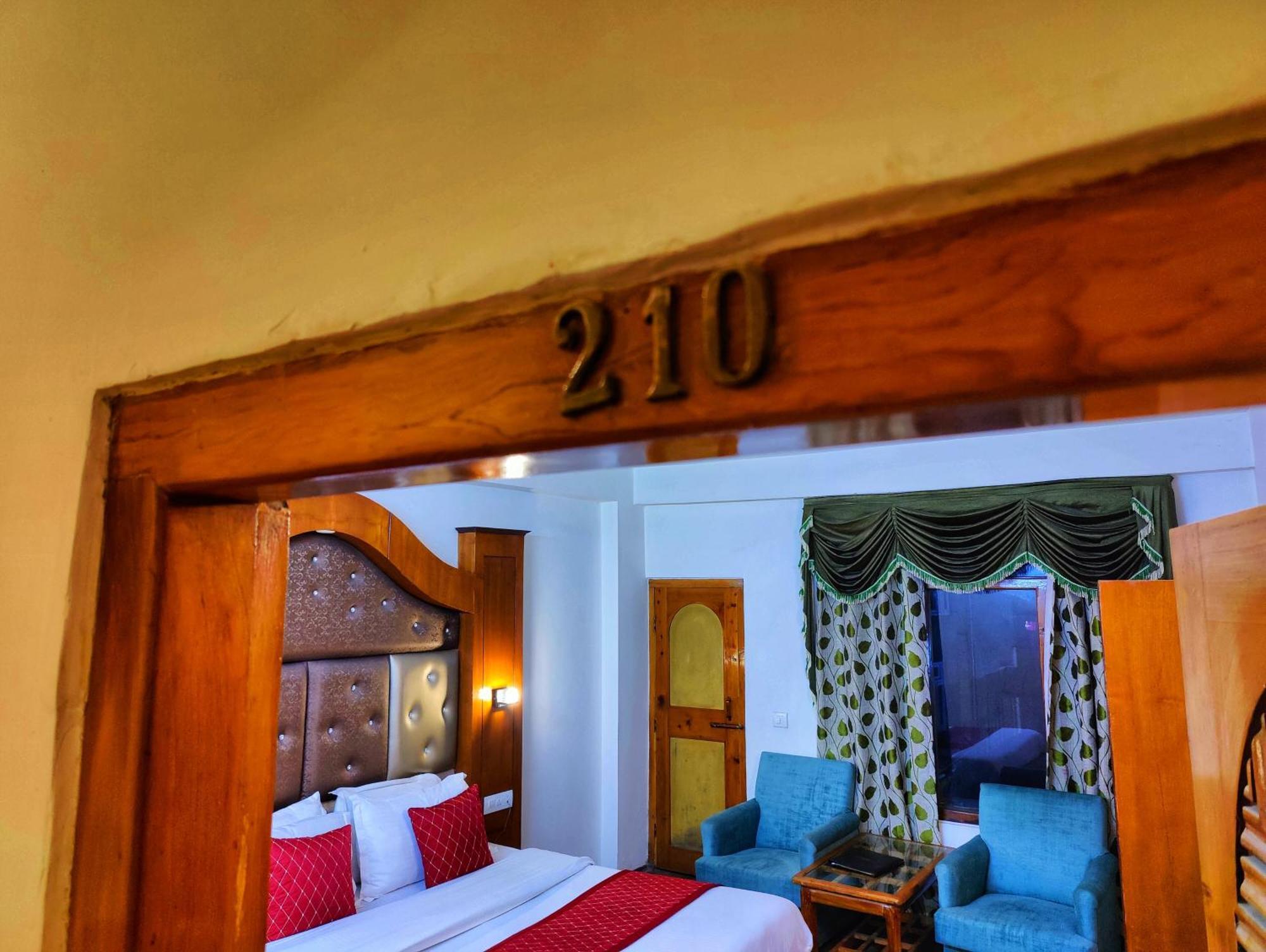 Surya International Hotel Manali Near Mall Road Exteriör bild