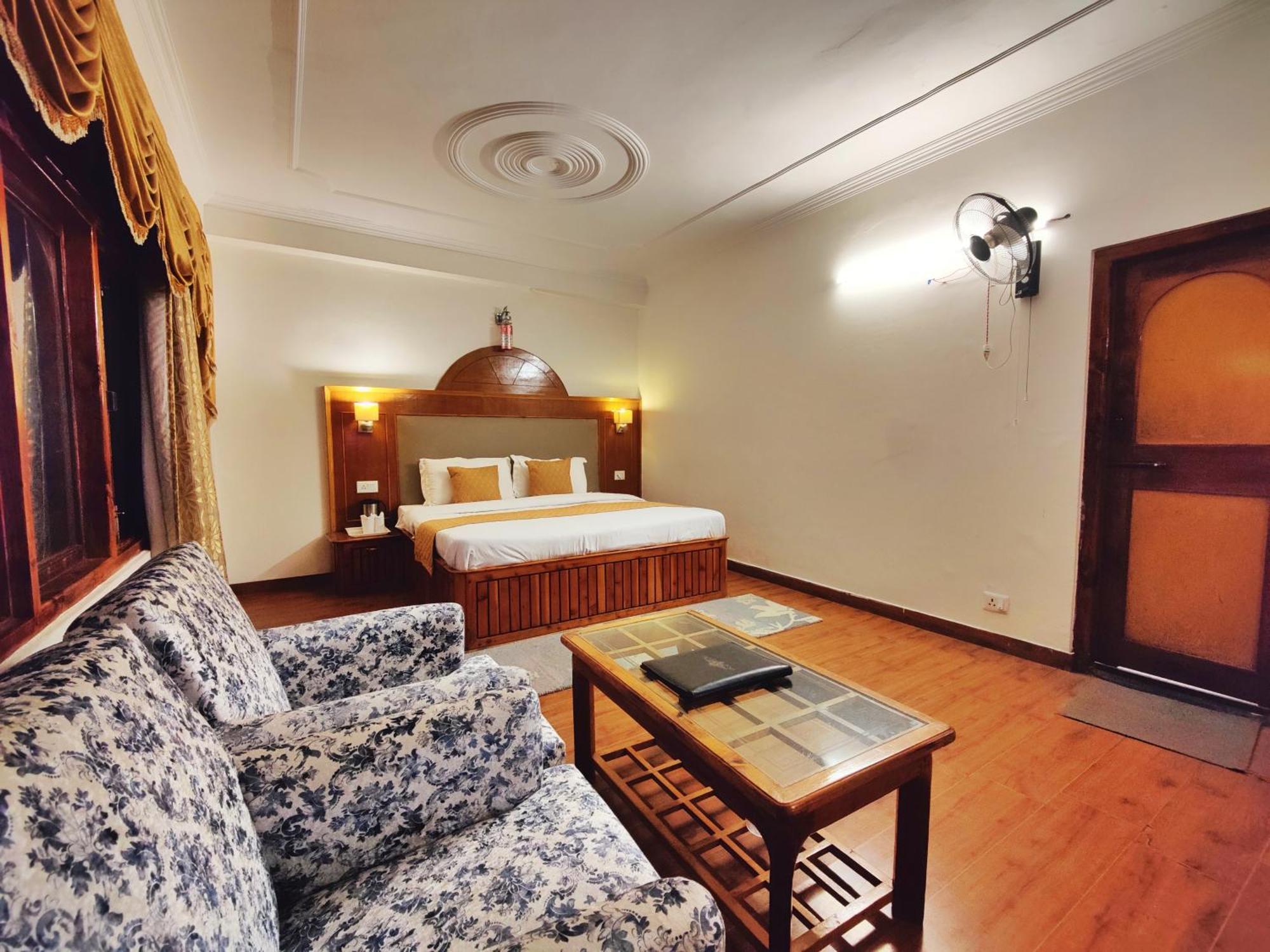 Surya International Hotel Manali Near Mall Road Exteriör bild