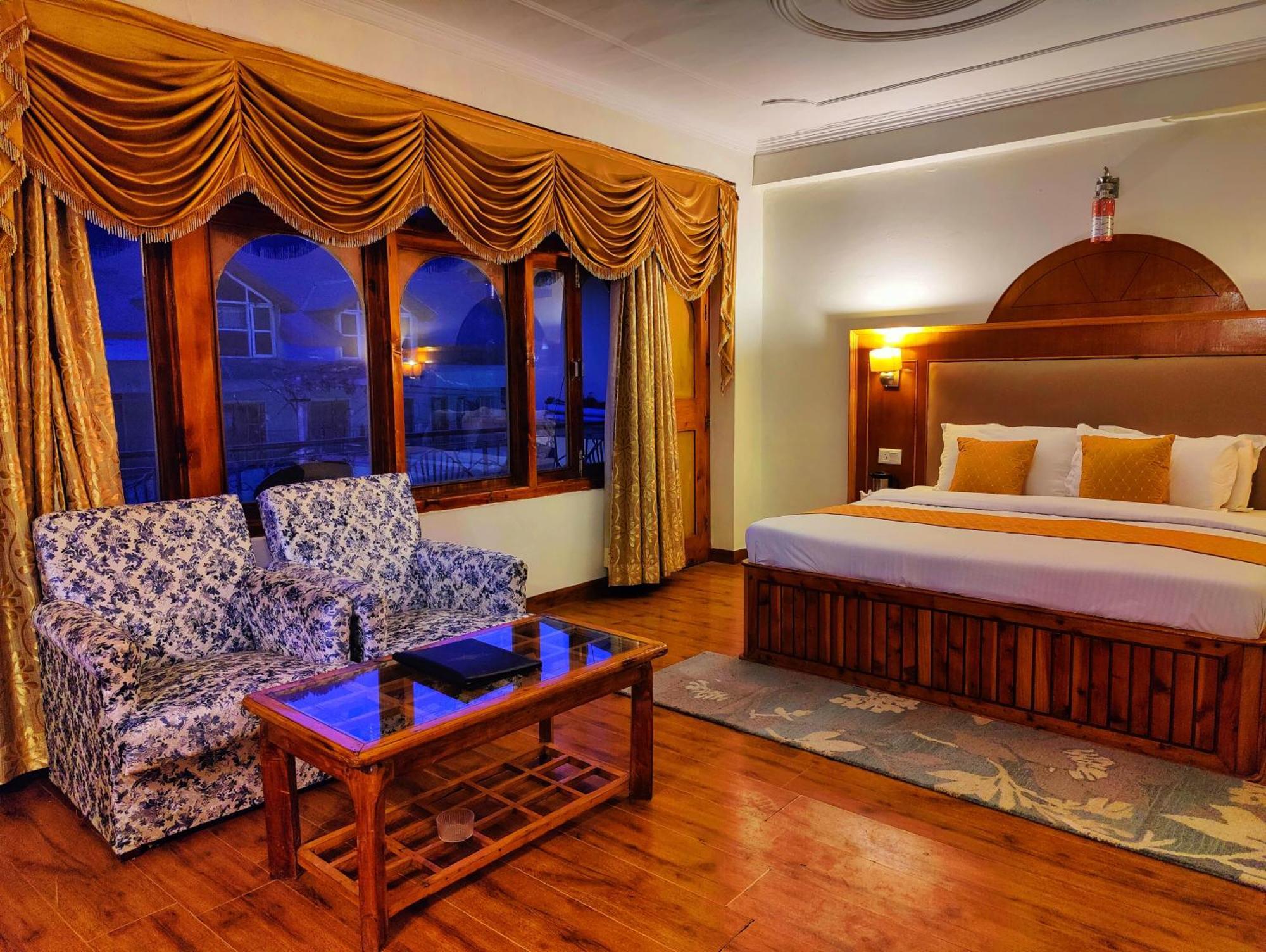 Surya International Hotel Manali Near Mall Road Exteriör bild