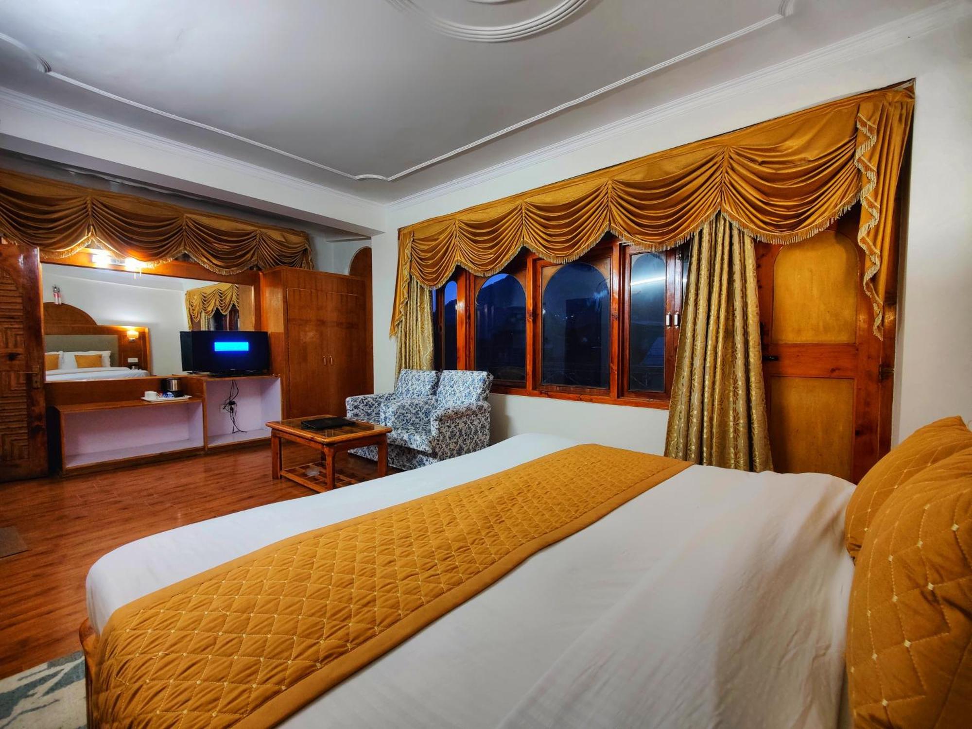 Surya International Hotel Manali Near Mall Road Exteriör bild