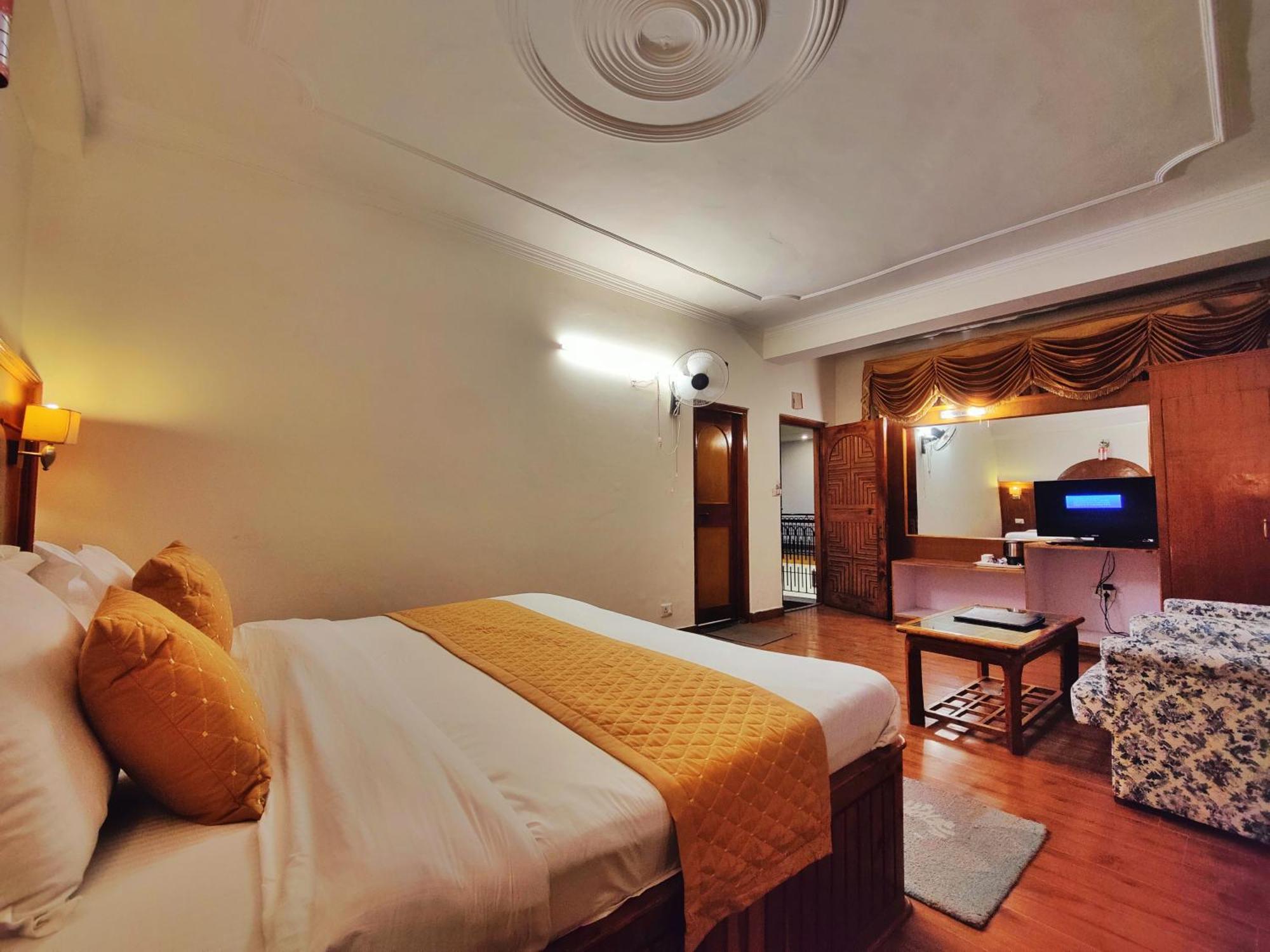 Surya International Hotel Manali Near Mall Road Exteriör bild