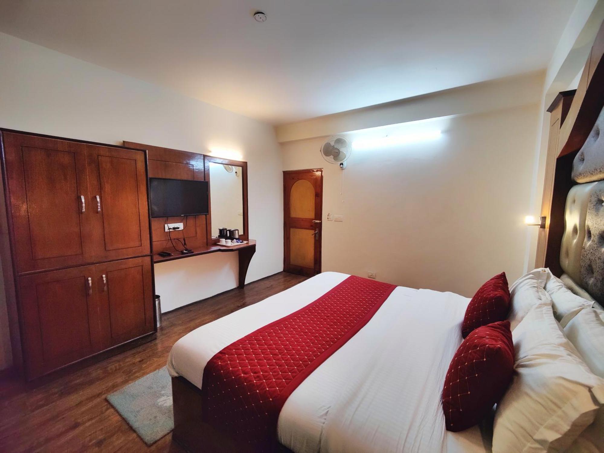 Surya International Hotel Manali Near Mall Road Exteriör bild