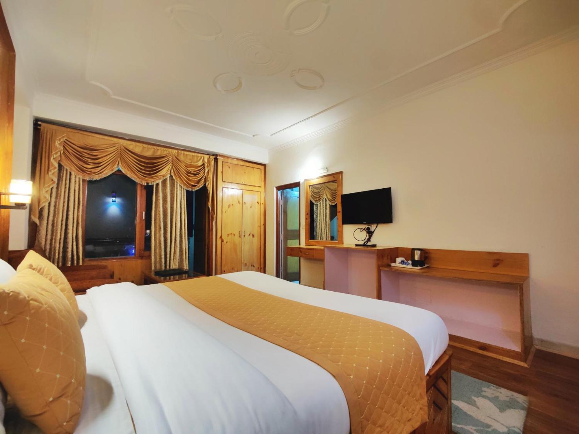 Surya International Hotel Manali Near Mall Road Exteriör bild