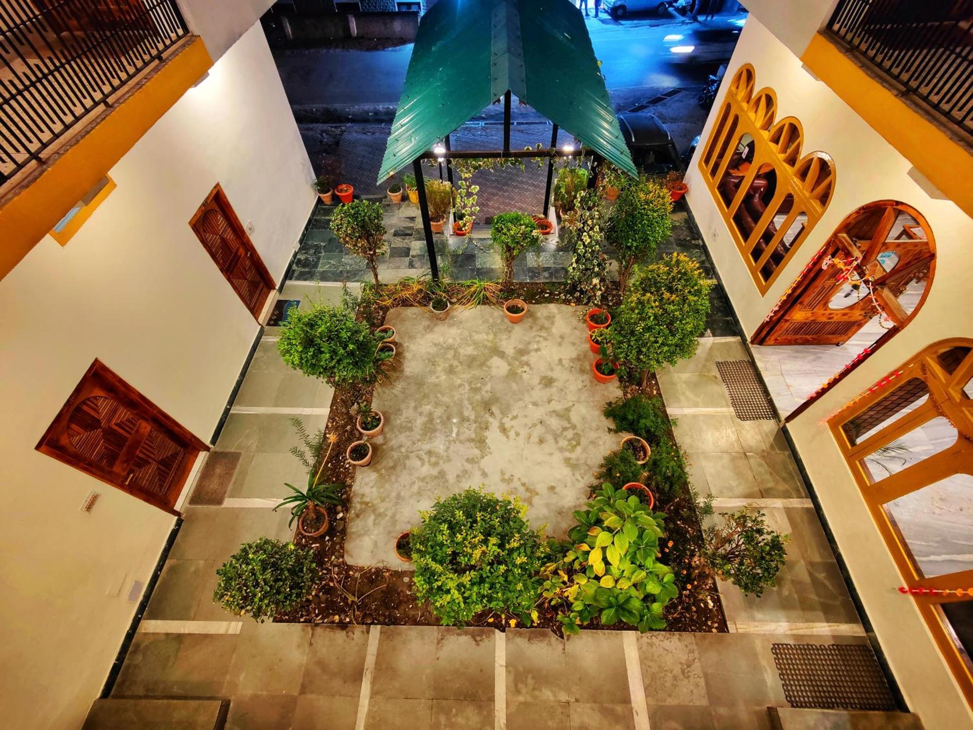 Surya International Hotel Manali Near Mall Road Exteriör bild