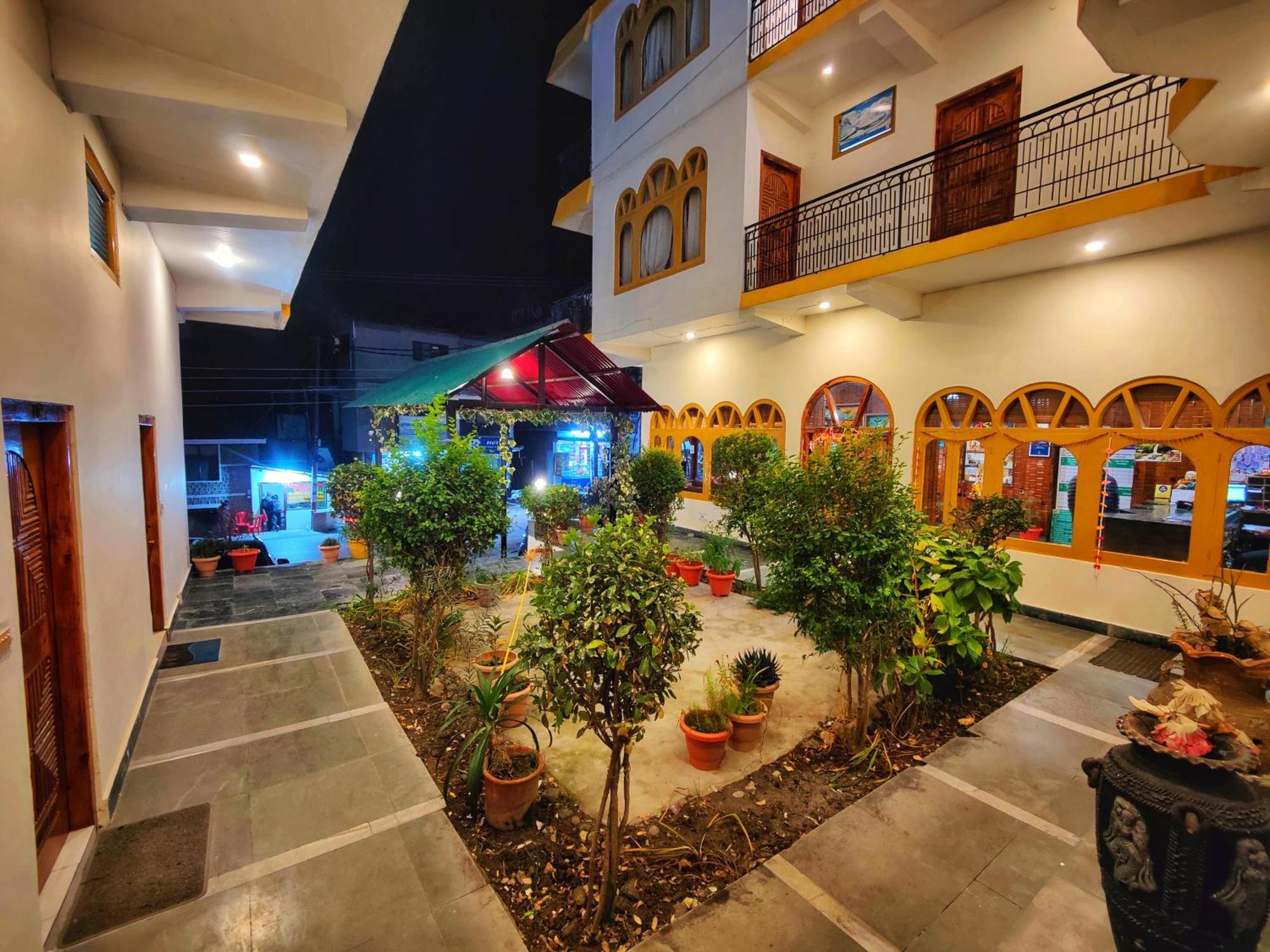 Surya International Hotel Manali Near Mall Road Exteriör bild