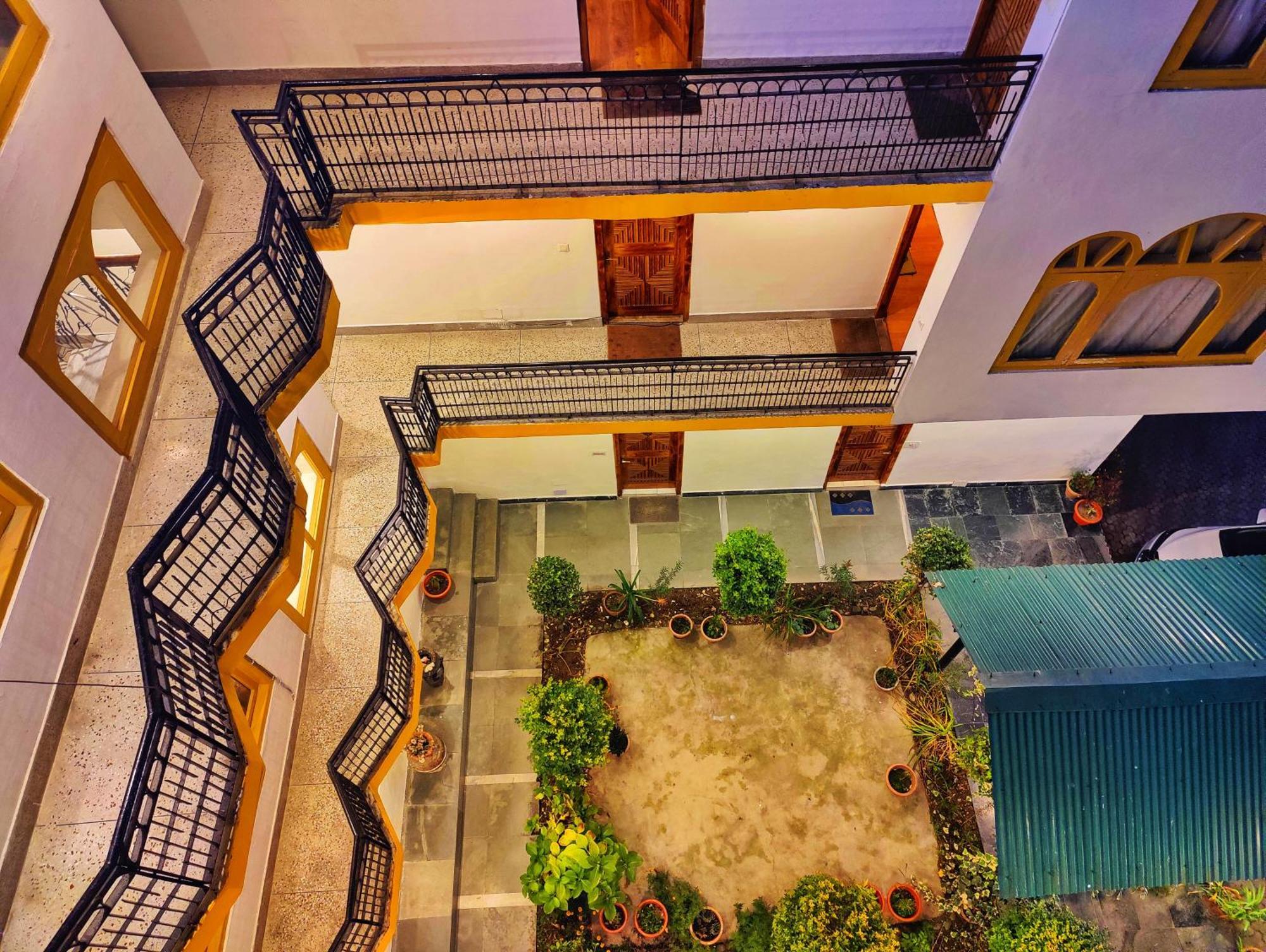 Surya International Hotel Manali Near Mall Road Exteriör bild